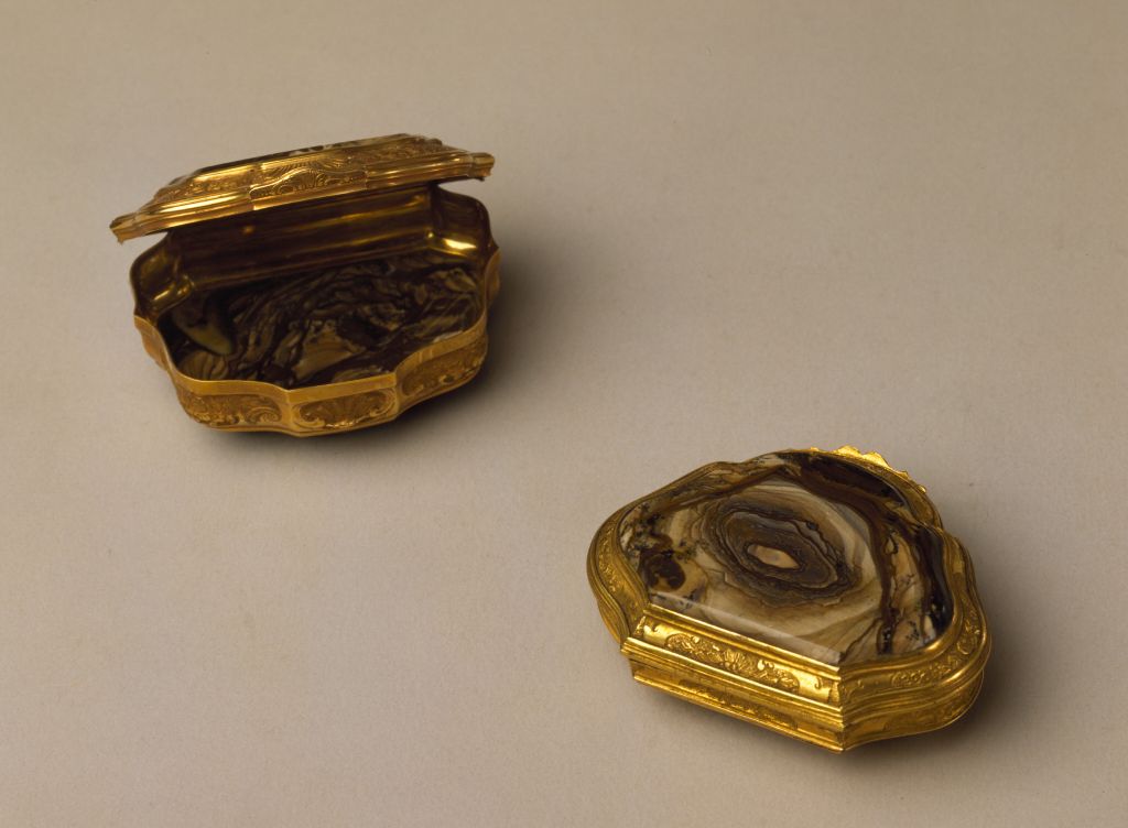 图片[1]-Copper gold-plated carved agate corner powder box-China Archive